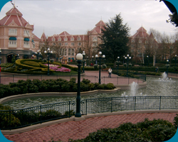 Het water voor de Ingang van Disneyland Park is ververst en de vijver schoongemaakt! Net zo helder als de opening in 1992!