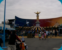 Studio Catering Co. naast Flying Carpets over Agrabah.