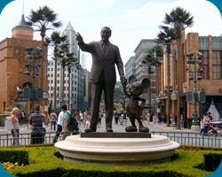 Beeld Walter Elias Disney met Mickey Mouse in het Walt Disney Studios Park