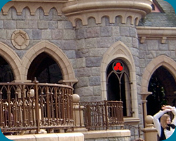 Hidden Mickey in het kasteel van Doornroosje aan de zijde van Fantasyland.