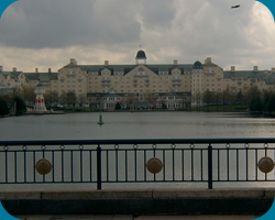 Disney's Hotel Newport Bay Club met uitzicht op het meer (Lake Disney).