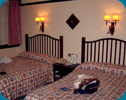 Een kamer met twee 2-persoonsbedden in Disney's Hotel Sequoia Lodge