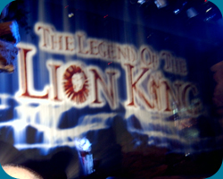 The Legend of the Lion King projectie op de waterval met Rafiki die Simba beet houd op de achtergrond achter de waterval