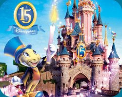 15 jaar Disneyland Resort Parijs - Het kasteel zal worden versiert met Disneyfiguren en 15 kaarsen waarschijnlijk. De 7 dwergen zullen om de middelste (hoogste) toren zitten.