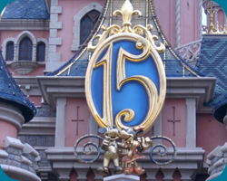 Het kasteel zoals die er tijdens de viering eruit komt blijft zien. Zie het logo van 15 jaar Disneyland en Mickey en Minnie. Mickey heeft een lamp in zijn hand, dit was eerst een bosje bloemen maar dan zag je de beelden niet goed meer dus die zijn verwisseld voor een lampje.