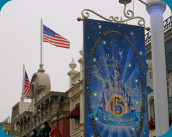 De blauwe vlaggen inclusief verlichting voor de viering van 15 jaar Disneyland en de ouderwetse Amerikaanse hangen weer in Main Street USA!
