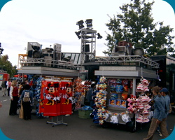 Een van de verrijdbare souvenirwagentjes die met diverse mooie props (film attributen) zijn uitgerust.