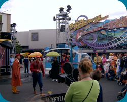 The Umbrellas of Cherbourg links in beeld met CinéFolies entertainment ervoor.