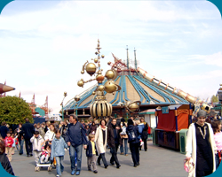 Orbitron & Space Mountain: Mission 2 op de achtergrond.