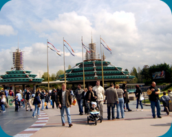 Autopia op de achtergrond