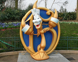 Foto van 1 van de 4 verdeelposten met Lumiere waar de Disney figuren op Central Plaza te vinden zijn tijdens de stops.