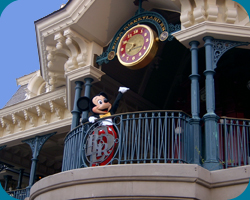Uitzicht vanaf Disneyland Railroad: Main Street Station waar nu nog Mickey staat