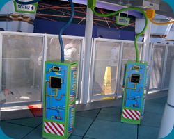 De FASTPASS automaten (bij Buzz Lightyear Astroblaster)