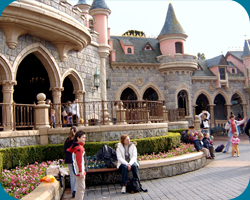 Fantasyland aan de voet van Sleeping Beauty Castle.