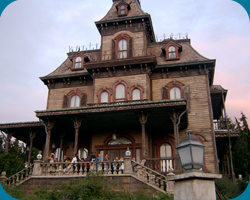 Frontierland met Phantom Manor.