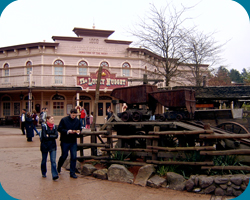 Frontierland met The Lucky Nugget Saloon op de achtergrond.