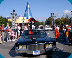 De Zwarte Wagen met een acteur als Dragula