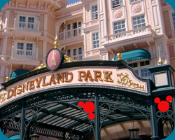 Hidden Mickey in de ingang van Disneyland park en het Disneyland Hotel.