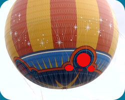 Hidden Mickey ondersteboven op de PanoraMagique ballon in Disney Village.