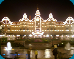 Ingang Disneyland Park in het donker