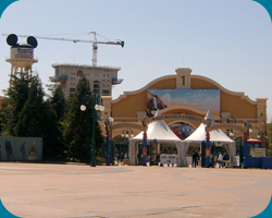 April 2006 - Ingang Walt Disney Studios Park met zicht op de TOT.