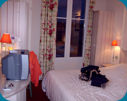 Een 4-persoonkamer van het Kyriad Hotel@Disney** met 2-persoonsbed en 1 stapelbed.