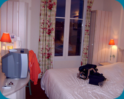 Een 4-persoonkamer van het Kyriad Hotel@Disney** met 2-persoonsbed en 1 stapelbed.