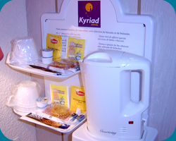 Kyriad Hotel** - Koekjes, koffie met melk en suiker, thee en snoepjes met een waterkoker die dagelijks worden aangevuld in je kamer! (voor waterkoker is kraanwater te gebruiken)