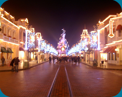 Main Street USA by night met 15 jaar Disneyland Resort Parijs