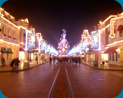 Main Street USA met de lichtgevende vlaggen s'avonds