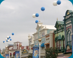 Blauwe en witte ballonen met verassing boven Main Street USA