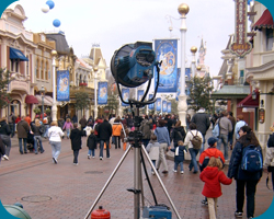 Extra licht is in Main Street USA geplaatst en er hangen blauwe en witte balonnen