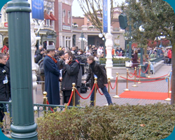 Persopening 15 jaar Disneyland 31-03-07 Disneyland Park 10:00 met Emanuel Lenormand de telefoon aan zijn oor