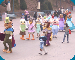 De opgeroepen Disney figuren voor de pers gaan weer terug door de deur in Fantasyland