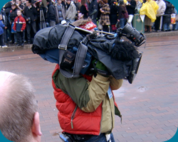 Nog even en shot van de wachtende kinderen door een van de cameraploegen