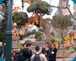 Een zeer klein gedeelte van de pers bij het Fantasyland Royal Castle Stage.