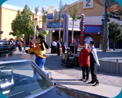 'Good Morning Walt Disney Studios Parade' recht voor het gebouw van CineMagique.