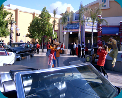  'Good Morning Walt Disney Studios Parade' recht voor het gebouw van CineMagique.