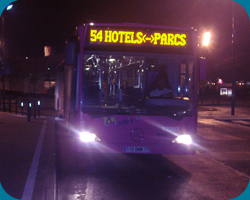 De bus (lijn 54) tussen het Disney Kyriad Hotel en de Disney themaparken