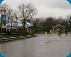 De weg naar de parkeerplaats van de Disneyland themaparken