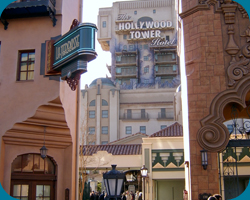 Twilight Zone Tower of Terror Hotel tussen de Hollywood gebouwen door.