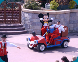 Mickey die vanaf zijn Toons wagentje het publiek vermaakt 10 minuten voor aanvang van de parade