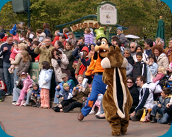 De kinderen en volwassenen die langs de weg naar de start van de parade aan het kijken zijn