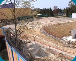 De plaats waar de attractie Cars: Race Rally gebouwd gaat worden naast het gebouw van Art of Disney Animation (foto mei 2006).