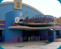 Gebouw en ingang van he toude Animagique gebouw in de nieuwe blauw met paarse Toon Studios kleuren.
