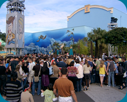 Lange wachtrij bij Crush's Coaster bij opening van het park 's morgens.