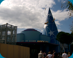 The Disney Animation Gallery in de blauwe toverhoed van Mickey, onderdeel van het Art of Disney Animation gebouw in de nieuwe blauwe kleur met de gouden kinder beeldjes (deze stonden vroeger op het kasteel van het Disneyland park in Walt Disney World).