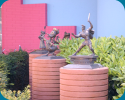 De beeldjes naast het gebouw van Art of Disney Animation.